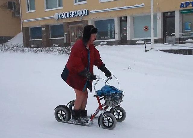 Hazafele, a víztől 200 méterre fekvő szaunába már csak fürdőnadrágban és kabátban megy átmelegedni