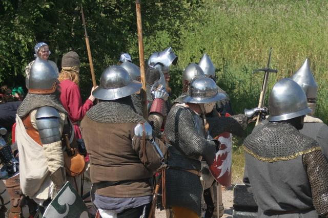 A vitézek az ellenség hajóját várják a tóparton