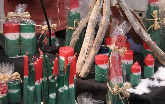 Piros – Joulupukki, az az a Mikulás, fehér – hó, zöld – a fenyőfa, a kuusi színe