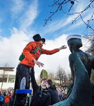Jyväskylä városában Minna Canth, finn író, költő szobrára teszik fel a diáksapkát (Fotó: Marko Kauko, ksml.fi)