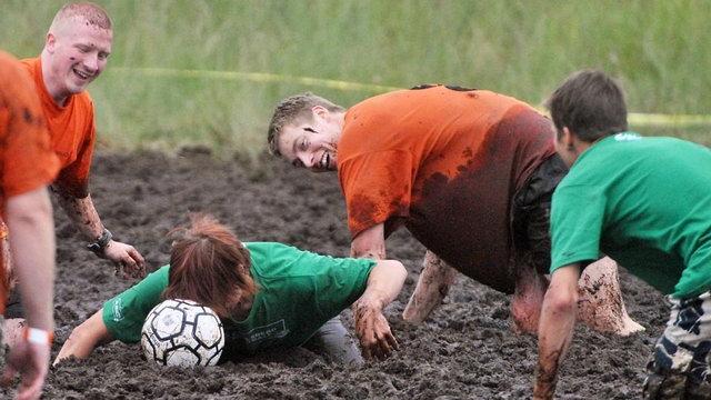Mocsárfoci – suopotkupallo – swamp-soccer (kép: Vesa Moilanen, Lehtikuva) Mocsárfoci – suopotkupallo – swamp-soccer (kép: Vesa Moilanen, Lehtikuva)