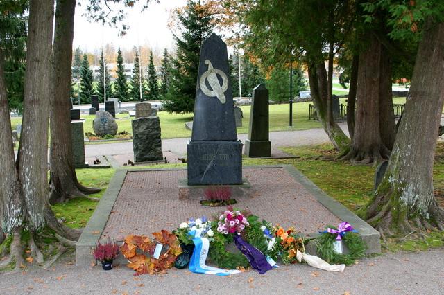 Aleksis Kivi sírja a tuusulai temetőben (Fotó: Matti Touko) Aleksis Kivi sírja a tuusulai temetőben (Fotó: Matti Touko)