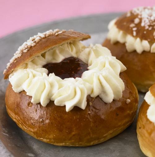 Húshagyókeddi kalács – Laskiaispulla Húshagyókeddi kalács – Laskiaispulla